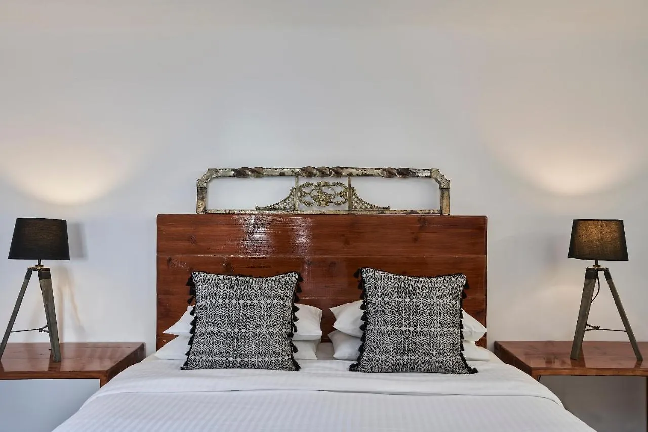 Almyra Guest Houses Strand Paraga